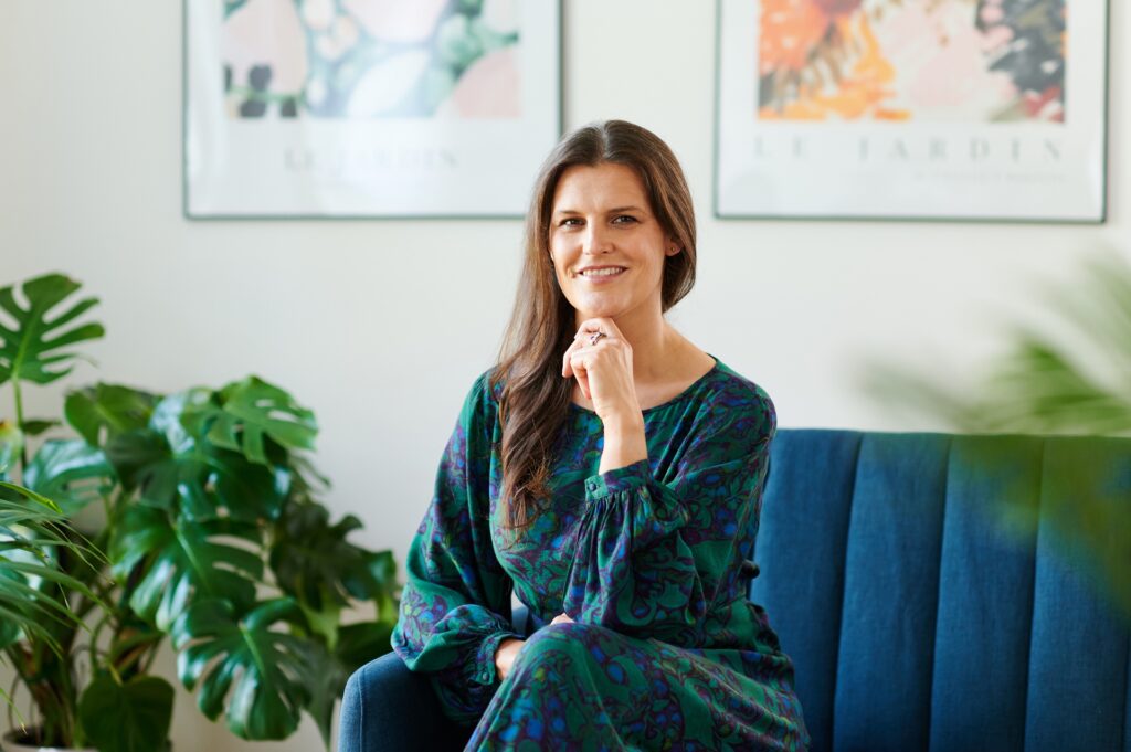 Mariola Rogacka w swoim gabinecie psychoterapeutycznym